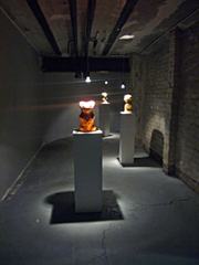 Kellerraum mit angestrahlten Skulpturen auf Sockeln