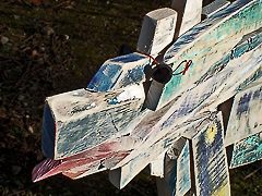 Kopfteil einer hundeähnlichen Skulptur aus Holzbrettern