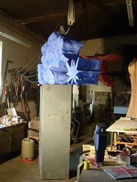 blaue Skulptur aus grauem Sockel, in Werkstatt