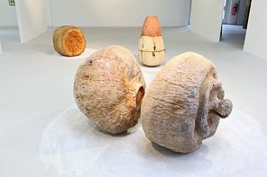 Stammkulturen - 3 Holzskulpturen auf Boden