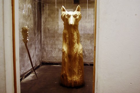 Wolfsfrau, Skulptur, Holz, 2015, Gudrun Schuster