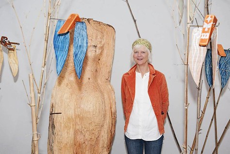 Gudrun Schuster vor ihren Holzskulpturen