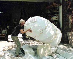 Die Künstlerin, eine mit "Gesicht" versehene große weiße Skulptur küssend